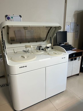 نمایی از تجهیزات بیوشیمی